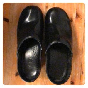 Classic Dansko Professional Black Leather Clog